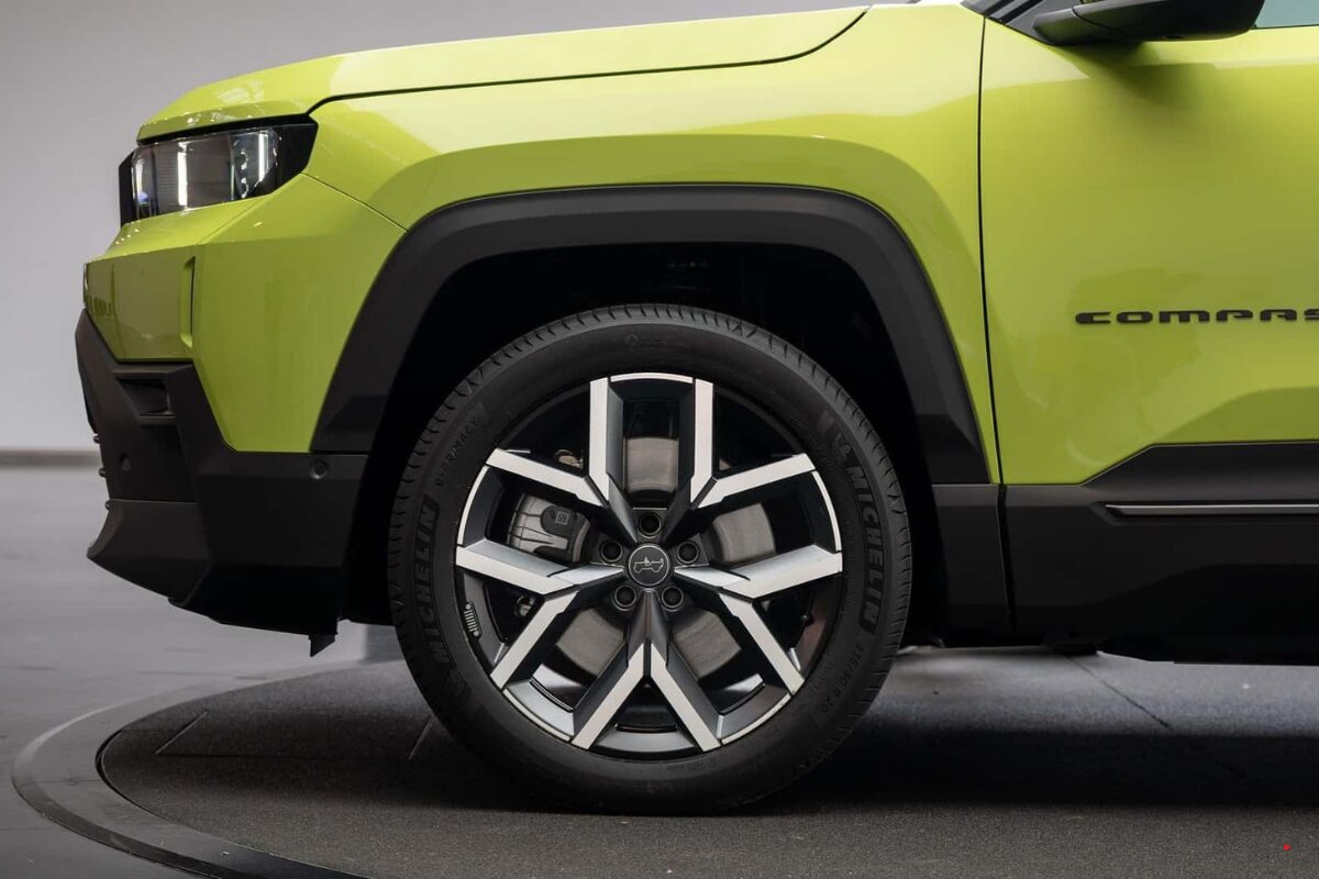 Novo Jeep Compass 2026 chega com versões híbridas e elétricas
