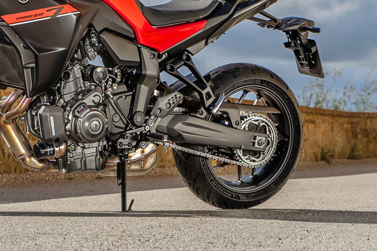 Yamaha Tracer 7 ganha melhorias no motor e novo design na linha 2025