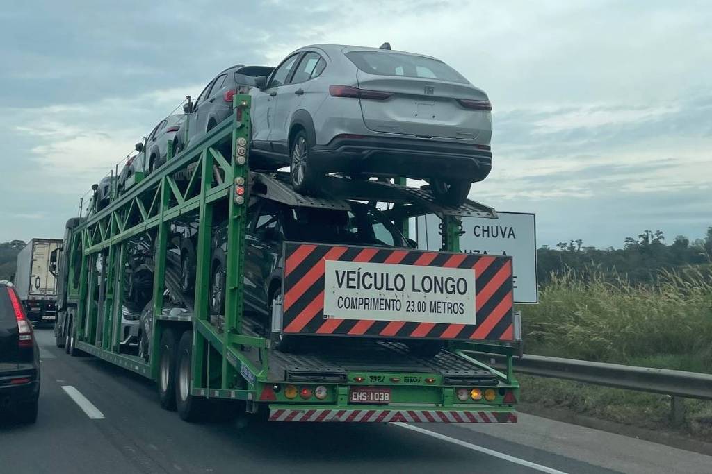 Novo Fiat Fastback 2026 é flagrado a caminho das concessionárias