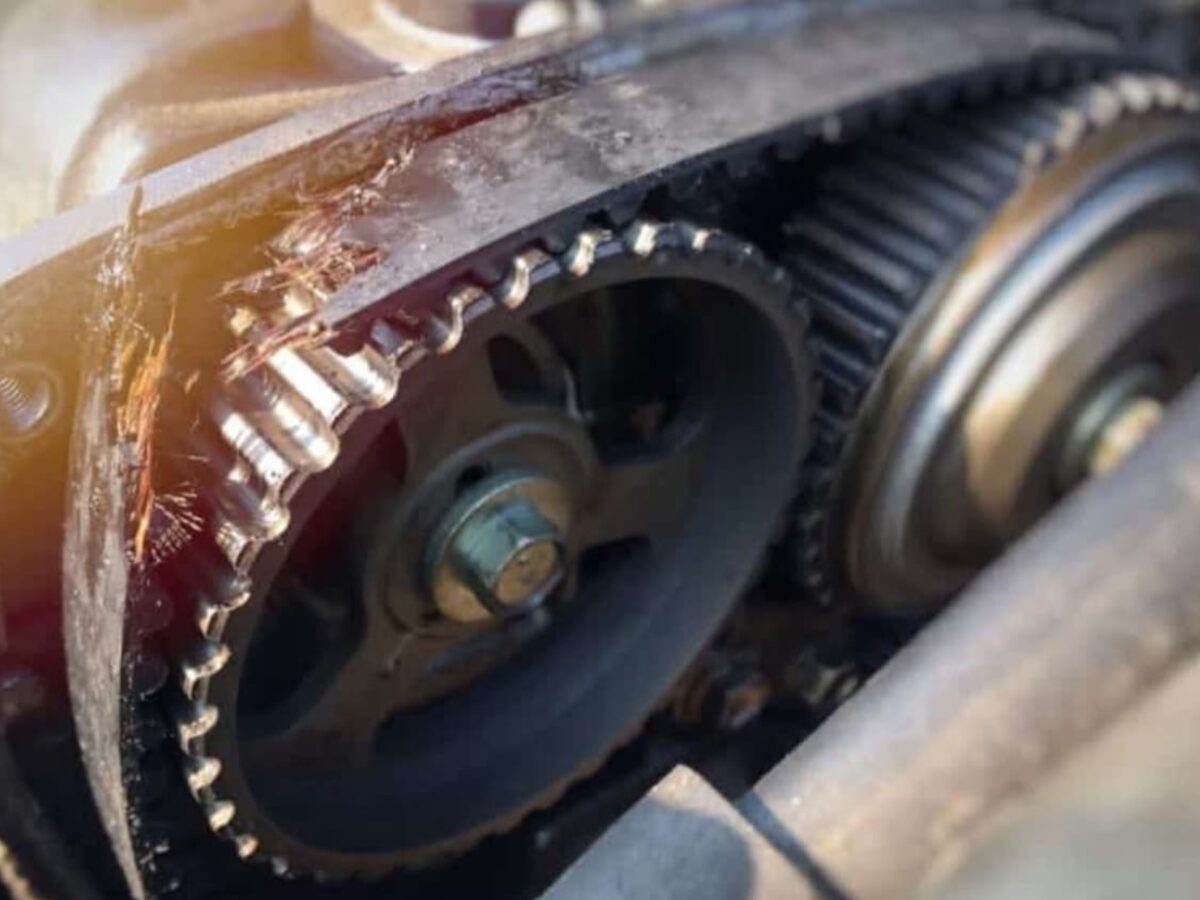 Correia dentada melada no óleo/ Internautas brincam com a correia dentada banhada a óleo do Chevrolet Onix