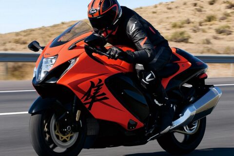 Há 30 anos, marcas japonesas prometeram limitar motos a 300 km/h; mas a Suzuki Hayabusa quebrou essa barreira com 450 km/h