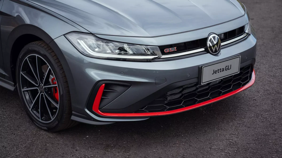 “Ó o bicho vindo moleque”: Novo Volkswagen Jetta GLI é flagrado no Brasil