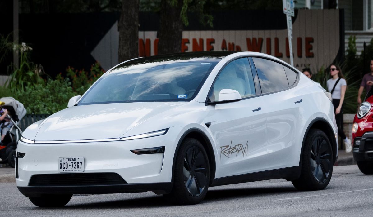 Robotáxi da Tesla mal começou a operar e já enfrenta problemas - Foto: Reprodução