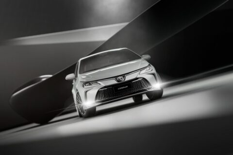 Toyota diz que carros elétricos poluem três vezes mais que híbridos