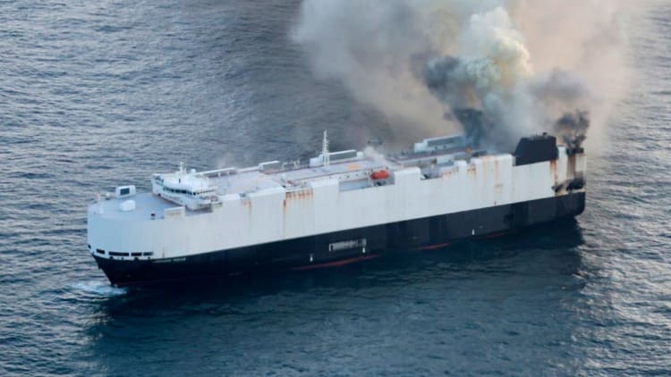 Recentemente um navio afundou depois de um incêndio com carros elétricos - Foto: Reprodução