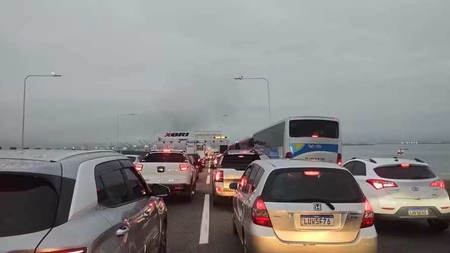 Carro pega fogo na Ponte Rio Niterói e causa congestionamento quilométrico - Foto:  O Globo