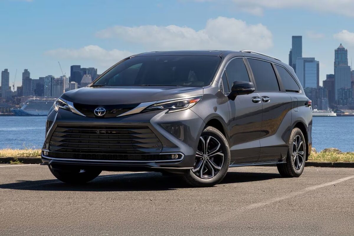 Conheça a Toyota Sienna: minivan que se mantém em meio aos SUVs