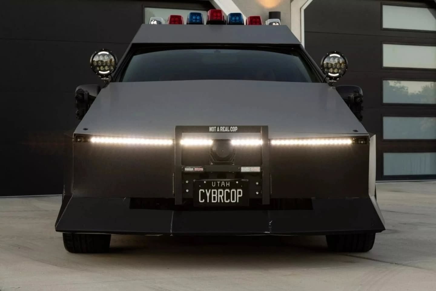 Primeira Tesla Cybertruck híbrida é na verdade um carro da Toyota modificado