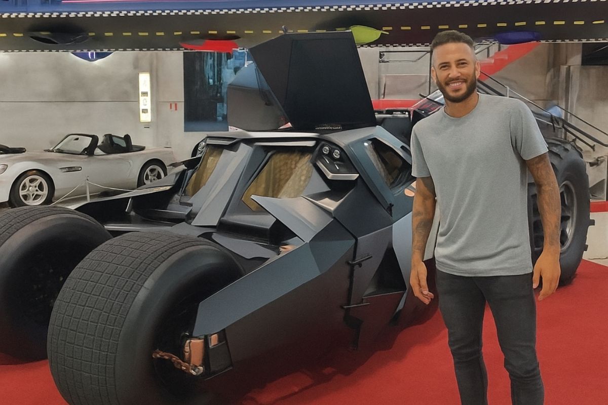 Neymar compra réplica do Batmóvel com motor V8 e preço surpreende; confira