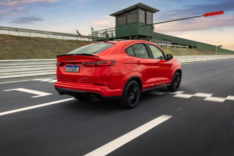 Fiat Fastback Abarth 2026 vermelho