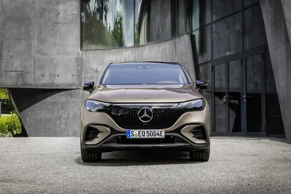 Mercedes reduz preço de carro elétrico antes de encerrar sua produção