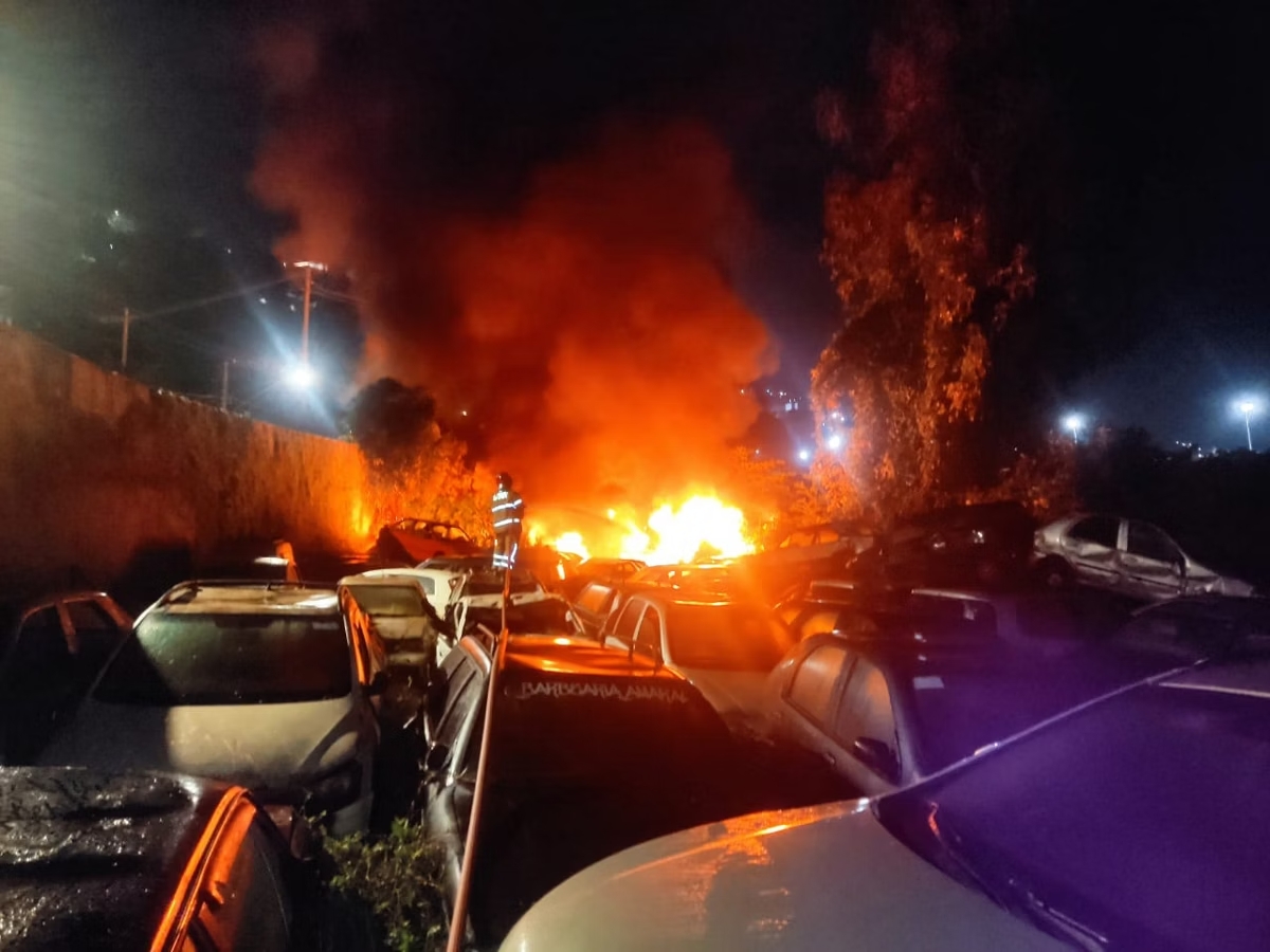 Incêndio destruiu 43 carros em Belo Horizonte - Foto: CBMMG