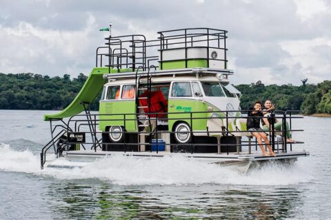 Kombi Náutica: Clássico ganha as águas em uma embarcação inusitada