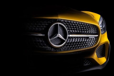 Flagra: Mercedes-Benz Classe C 2026 Revela Estrelas Iluminadas e Retorno do V8 AMG