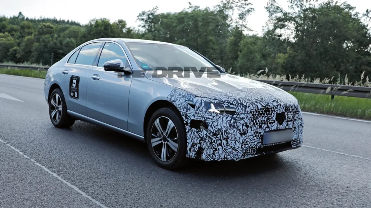 Mercedes-Benz Classe flagrada - Foto: Divulgação