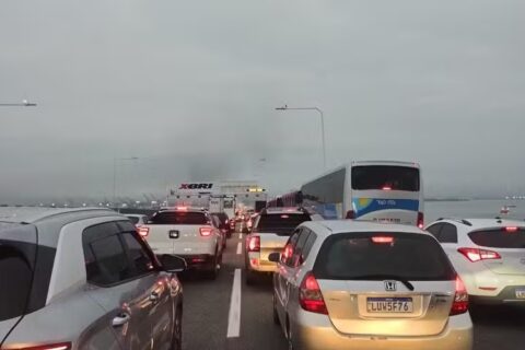 Carro pega fogo na Ponte Rio Niterói e causa congestionamento quilométrico