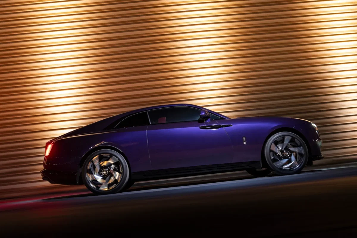 O carro mais potente da Rolls-Royce é elétrico, roxo e apaixonante