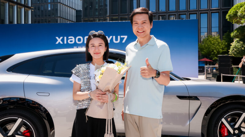 O CEO Lei Jun entregando o primeiro Xiaomi YU7 - Foto: Divulgação
