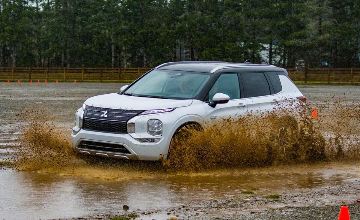 Mitsubishi Outlander PHEV e Fiat Argo têm descontos de até R$ 29 mil nas lojas