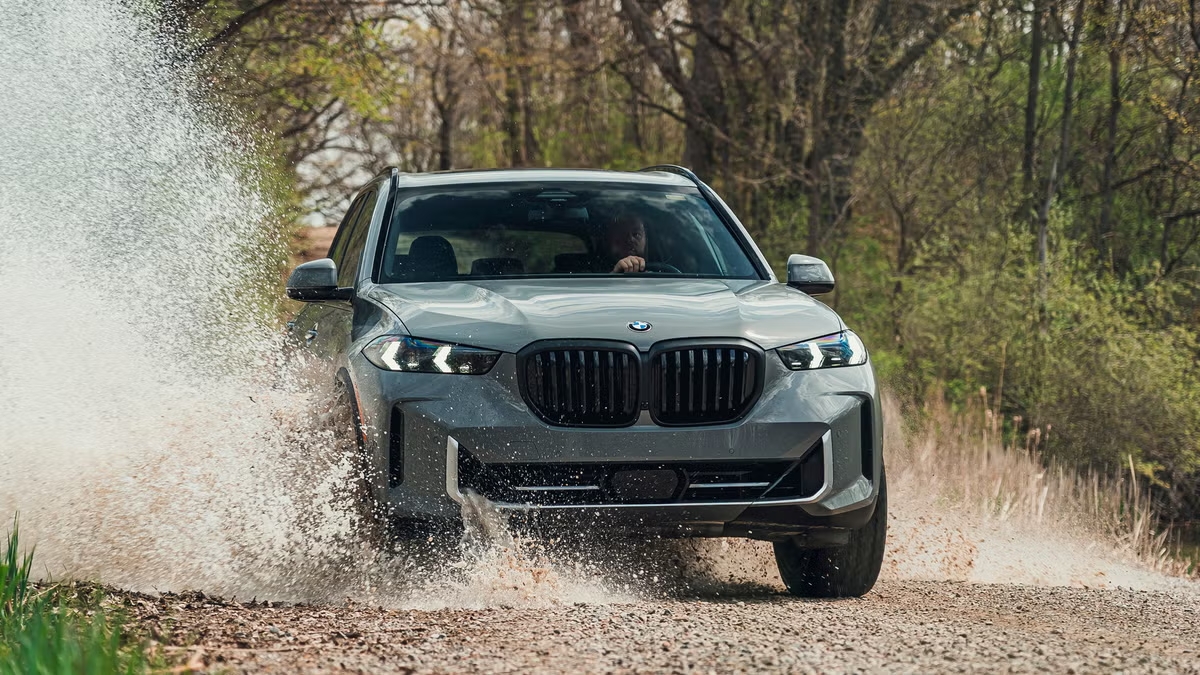 BMW estaria desenvolvendo um rival do Mercedes-Benz Classe G - Foto: Car And Driver