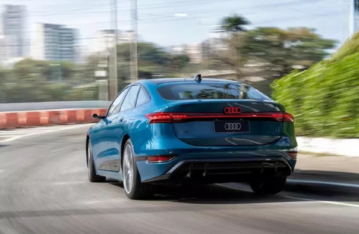 Novo Audi A6 elétrico chega ao Brasil com 3 telas, teto ‘mágico’ e 367 cv