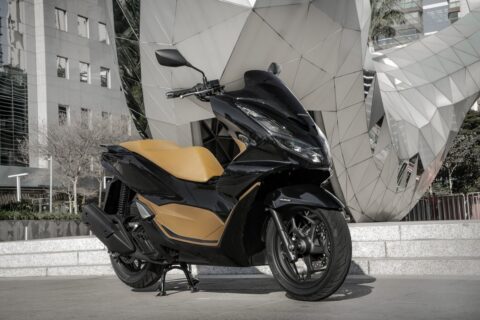 Nova Honda PCX 2026 chega com novas cores para provar quem é que manda