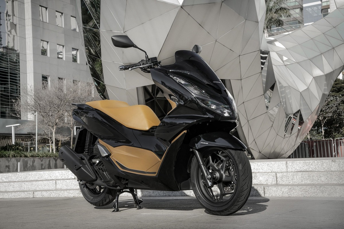 Nova Honda PCX 2026 chega com novas cores para provar quem é que manda