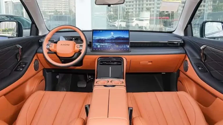 Rival quase R$ 20 mil mais barato avança, enquanto Volvo EX30 perde mais da metade das vendas