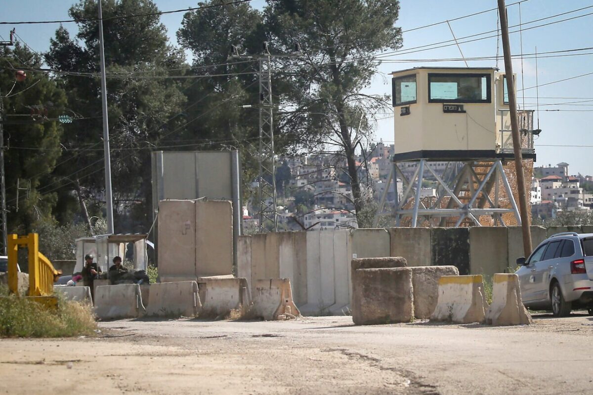 Um carro estacionado do lado de fora de uma instalação da IDF em Samaria, em 23 de março de 2025. Foto de Nasser Ishtayeh/Flash90.