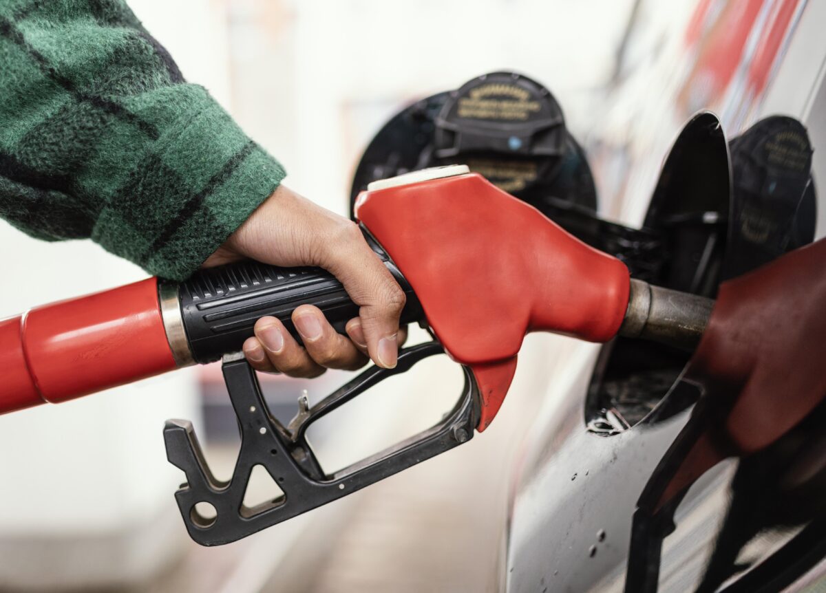Gasolina vai ficar mais cara e a culpa é do Trump