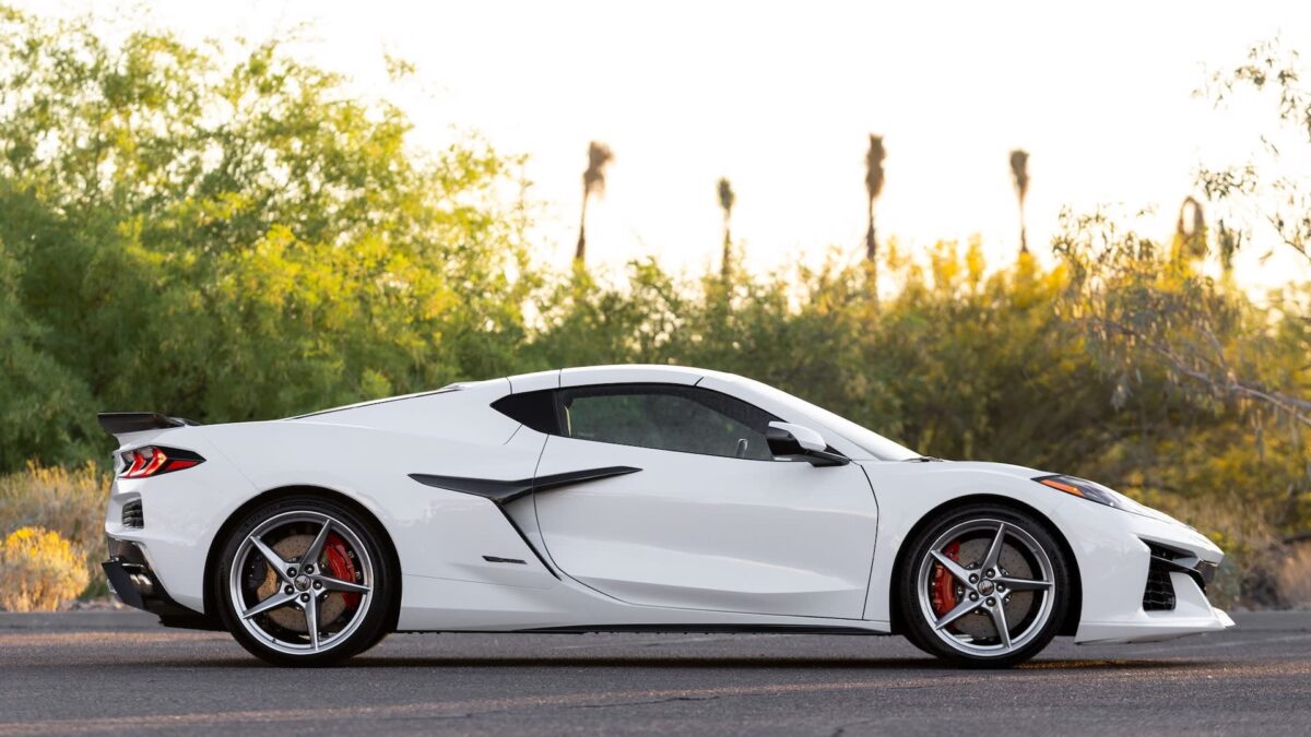Surpresa desagradável: Dono de Corvette E-Ray 2024 perde mais R$ 160 mil em valor após rodar apenas 2.500 km