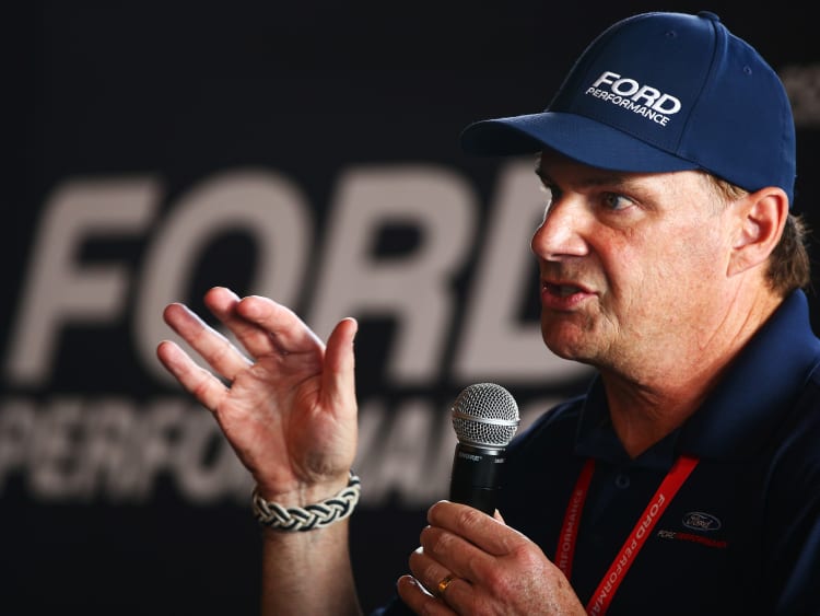 O presidente e CEO da Ford, Jim Farley, fala em uma coletiva de imprensa - Foto: Getty Images