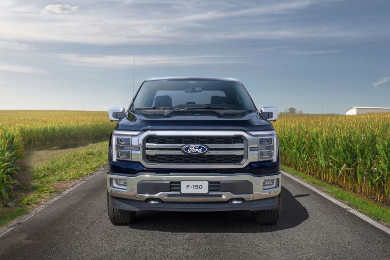 Ford F-150 na estrada, mostrando a frente