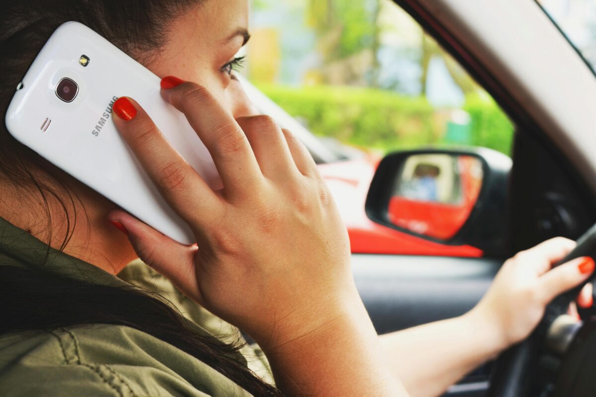 Geração Z continua utilizando o celular ao volante, diz pesquisa - Foto: Pexels