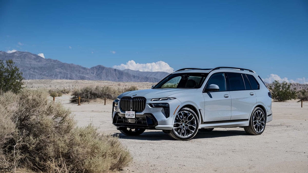 Novo BMW X7 chega ao Brasil por R$ 1,1 milhão com faróis de cristal