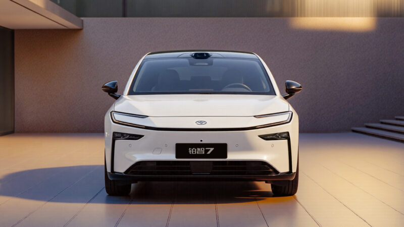 Corolla elétrico? Conheça o GAC Toyota BZ7, sedan elétrico com tecnologia Xioami e Huawei