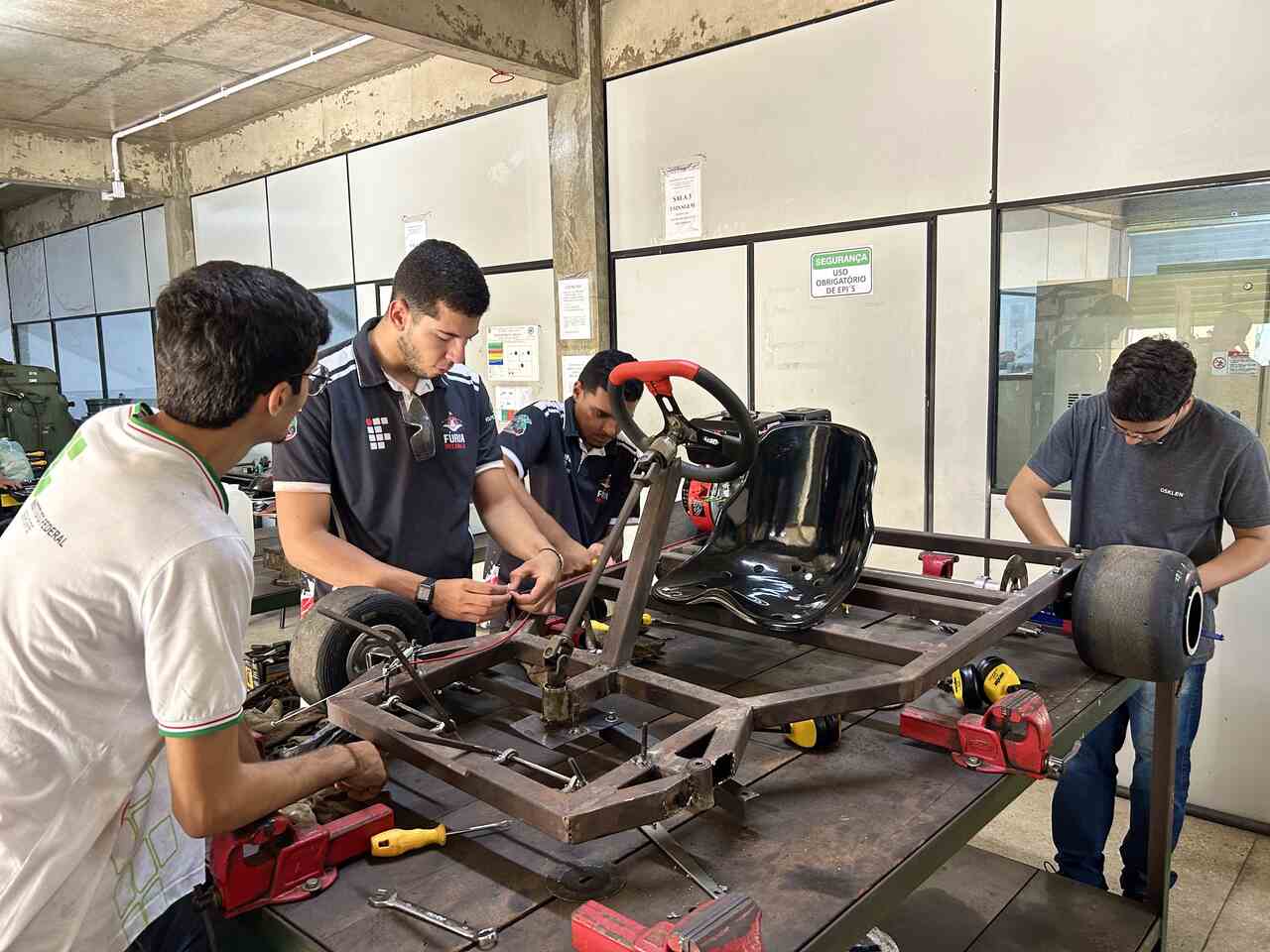 estudantes-produzindo-kart-do-zero-na-oficina