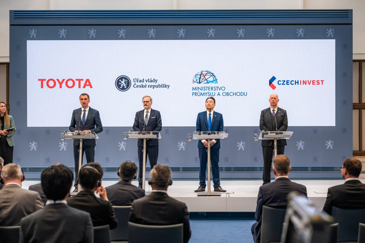 Toyota anuncia produção de carro elétrico e bateria na Europa