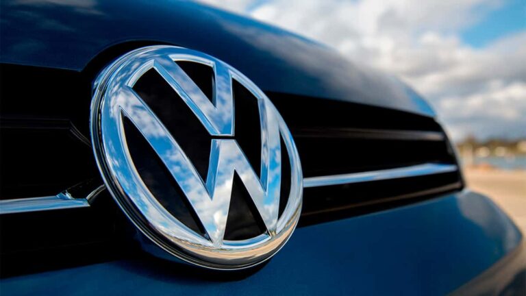 Foco no logo da Volkswagen em um VW Nivus