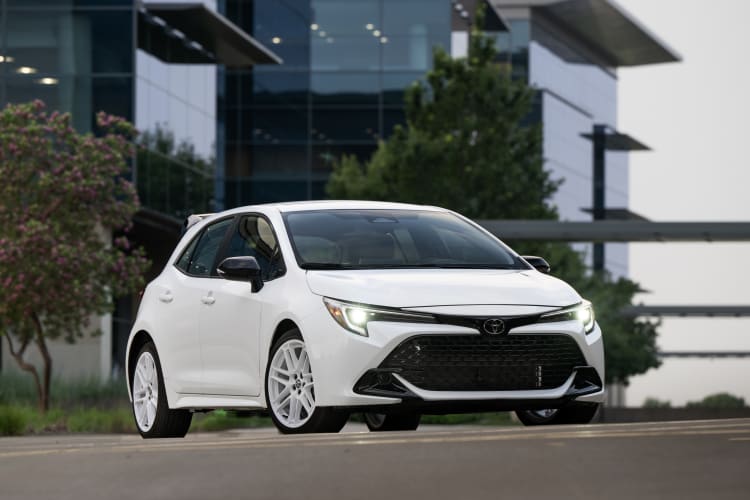 Você sabia que existe um Corolla hatch? Ele é mais equipado (e barato) que o Honda Civic