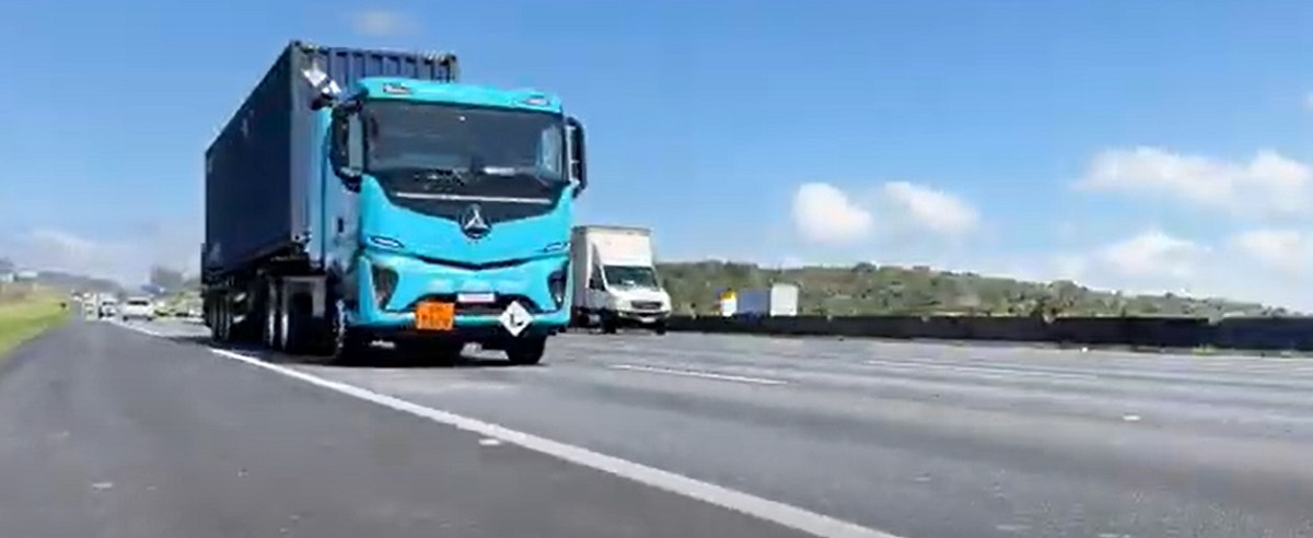 Caminhão elétrico com 27 toneladas sobe a Serra da Anchieta pela primeira vez