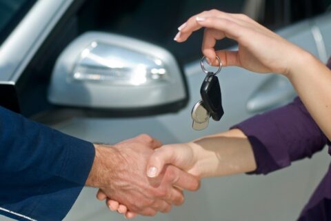 Até que idade é possível financiar um carro em 2026? Veja as regras para evitar o CPF recusado