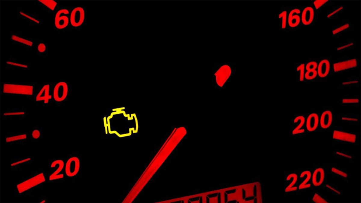 Luz da injeção acesa: 5 problemas comuns que ela indica e o risco de ignorar