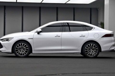Novo BYD Qin Plus roda 2.100 km e vem para aniquilar o Corolla