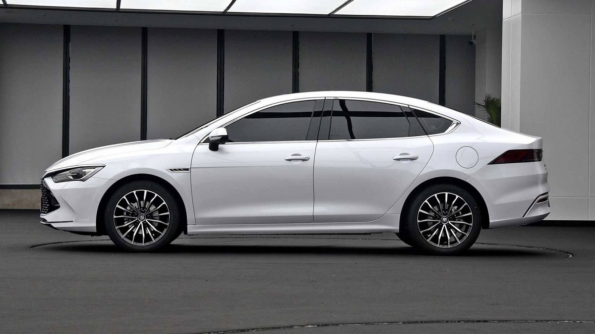 Novo BYD Qin Plus roda 2.100 km e vem para aniquilar o Corolla