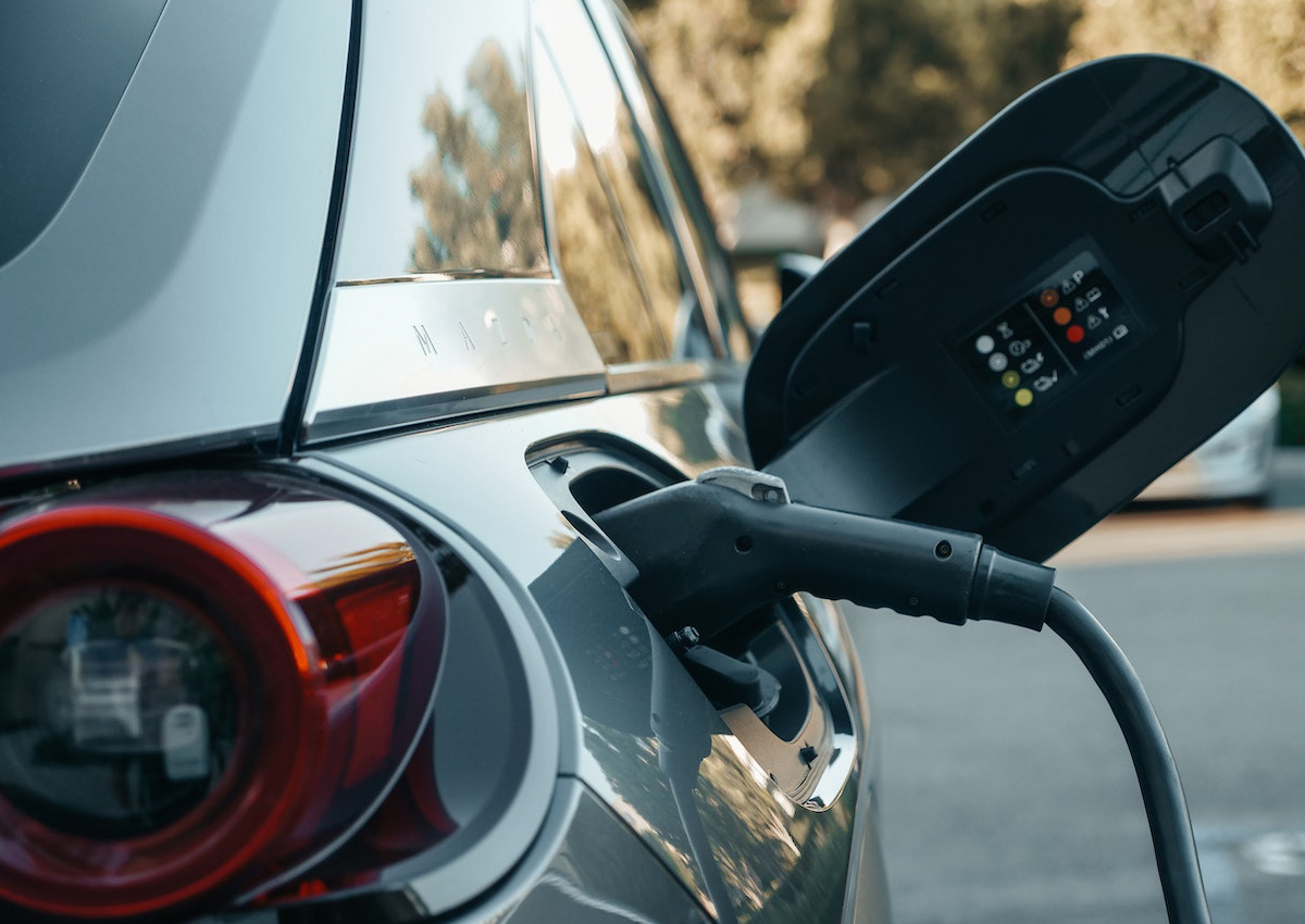 Carro elétrico vs. combustão: qual custa menos para manter no Brasil? Revelamos
