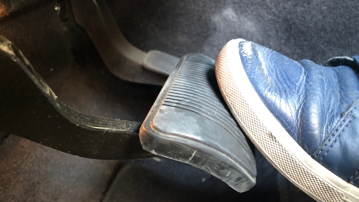 Barulho no freio ao pisar: 5 causas, do ‘chiado’ simples ao ‘ferro com ferro’