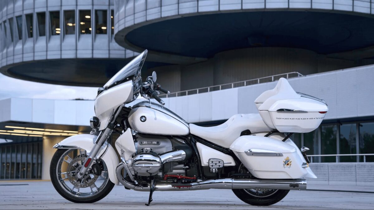 BMW faz leilão de moto abençoada pelo Papa