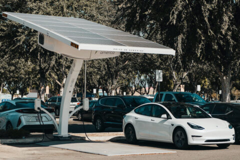 Nova lei ameaça a economia de quem tem carro elétrico e placa solar