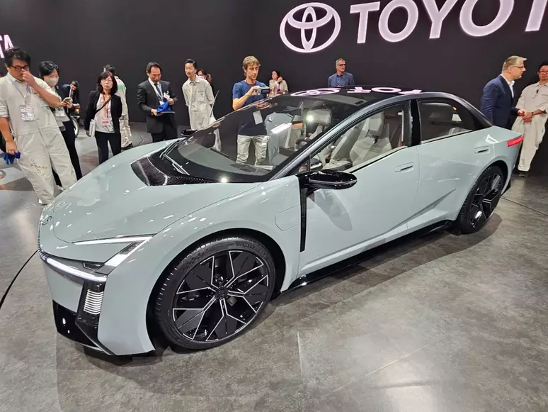 Toyota Corolla Concept revelado em Tóquio com design elétrico - Foto: Divulgação